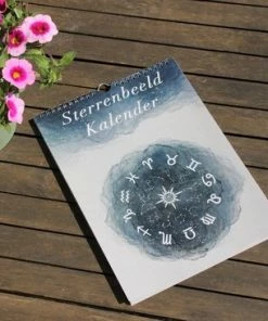 Gloednieuw 🥰 Tamar Asmawidjaja Bixorp Stars Sterrenbeeld Verjaardagskalender Zonder Jaartal - Uniek Design - Volgt De Sterrenbeelden En Niet De Maanden - Ophangbare Wandkalender - Sterrenbeeld Kalender - Volwassenen En Kinderen - A4 Formaat Gerecycled Papier 🧨 -A-journal shop 550x366 27