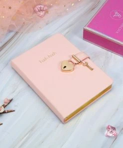 Beste recensies van ๐ Victoria's Journals - Dagboek Met Slot En Sleutel - Hush-Hush My Secret Diary W/ Heart Lock - Premium Vegan Leer Dagboek - Hardcover - 320 Pagina's Premium Papier - 13 X 18 Cm (Pastel Roze) ๐ 9 Beste recensies van ๐ Victoria's Journals - Dagboek Met Slot En Sleutel - Hush-Hush My Secret Diary W/ Heart Lock - Premium Vegan Leer Dagboek - Hardcover - 320 Pagina's Premium Papier - 13 X 18 Cm (Pastel Roze) ๐ -A-journal shop 550x550 814