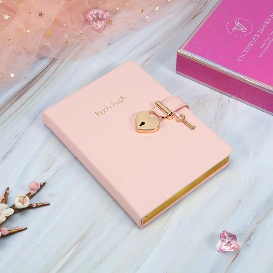 Beste recensies van ๐ Victoria's Journals - Dagboek Met Slot En Sleutel - Hush-Hush My Secret Diary W/ Heart Lock - Premium Vegan Leer Dagboek - Hardcover - 320 Pagina's Premium Papier - 13 X 18 Cm (Pastel Roze) ๐ 6 Beste recensies van ๐ Victoria's Journals - Dagboek Met Slot En Sleutel - Hush-Hush My Secret Diary W/ Heart Lock - Premium Vegan Leer Dagboek - Hardcover - 320 Pagina's Premium Papier - 13 X 18 Cm (Pastel Roze) ๐ - Afbeelding 4